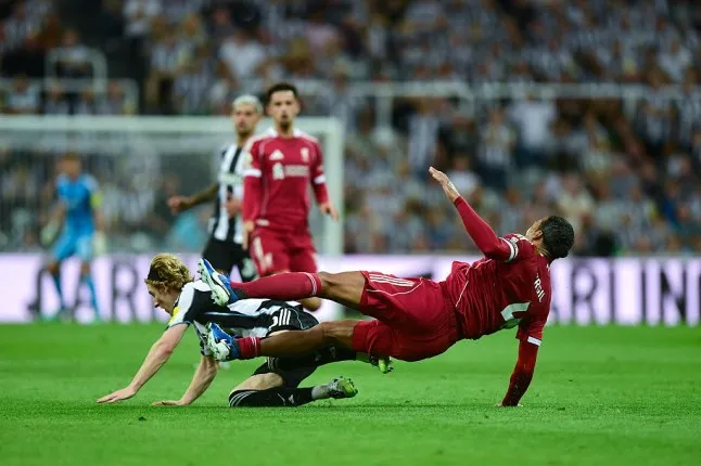 VVD เคืองผู้ตัดสินให้ใบเหลือง กอร์ดอน ก่อนดู VAR แล้วเปลี่ยนคำตัดสิน