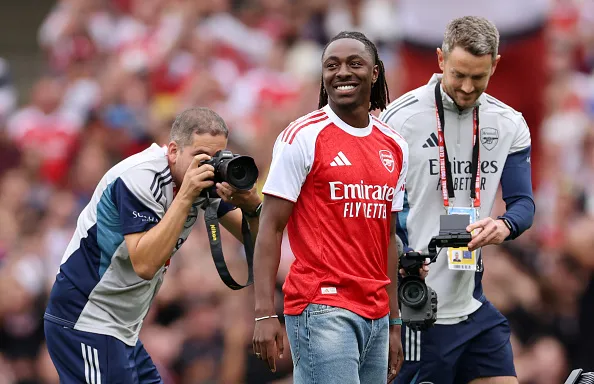 เอเซ่ ซึ้ง พาเลซ ปล่อยซบ ปืนใหญ่ - เปิดตัวที่ เอมิเรตส์ ก่อนเกมกับ ลีดส์