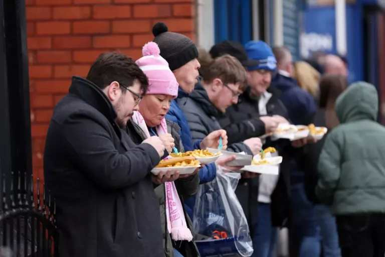 แฟนบอลพรีเมียร์ลีกต้องจ่ายแพง! ราคาเบียร์และพายพุ่งสูงลิ่ว