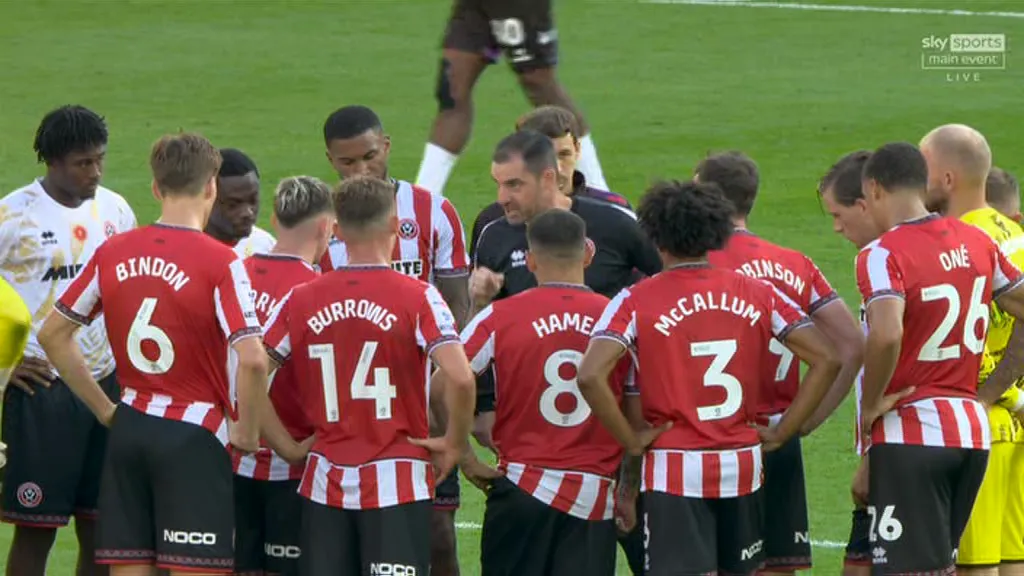 อดีตผู้จัดการทีมพรีเมียร์ลีกถกลูกทีมในสนามหลังแพ้เกมแรกของฤดูกาล