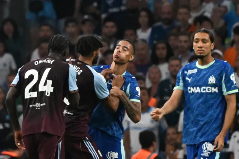 กรีนวู๊ด ถูก มิงส์ กระชากเสื้อหลังเข้าปะทะโหดกับ โอนาน่า เกมอุ่นเครื่อง