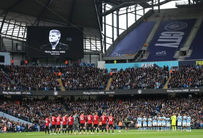 เป๊ป กลั้นน้ำตาไม่อยู่ ขณะแฟนแมนซิตี้และแมนยูร่วมไว้อาลัย ริคกี้ แฮตตัน