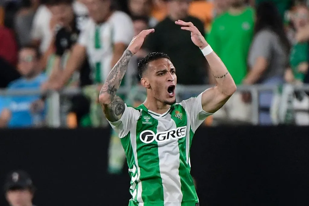 อันโทนี่ ส่งสารด้วยฟอร์มเด่นให้ เรอัล เบติส ในค่ำคืนน่าผิดหวังของ เซอร์ จิม