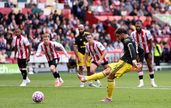 โอเว่น ฮาร์กรีฟส์ เสนอ 'ข้ออ้างแปลกๆ' ให้ บรูโน่ แฟร์นันด์ส หลังยิงจุดโทษพลาด