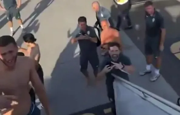 นักเตะโมนาโกถูกบังคับให้ถอดเสื้อเหลือแต่ชุดชั้นใน หลังเครื่องบินขัดข้องจนบินไม่ได้