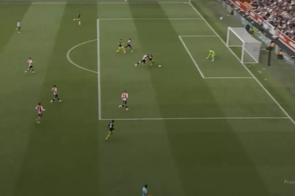 เหตุผลที่ คอลลินส์ ไม่โดนแดง หลังทำฟาวล์เสียจุดโทษให้ แมนฯ ยูไนเต็ด