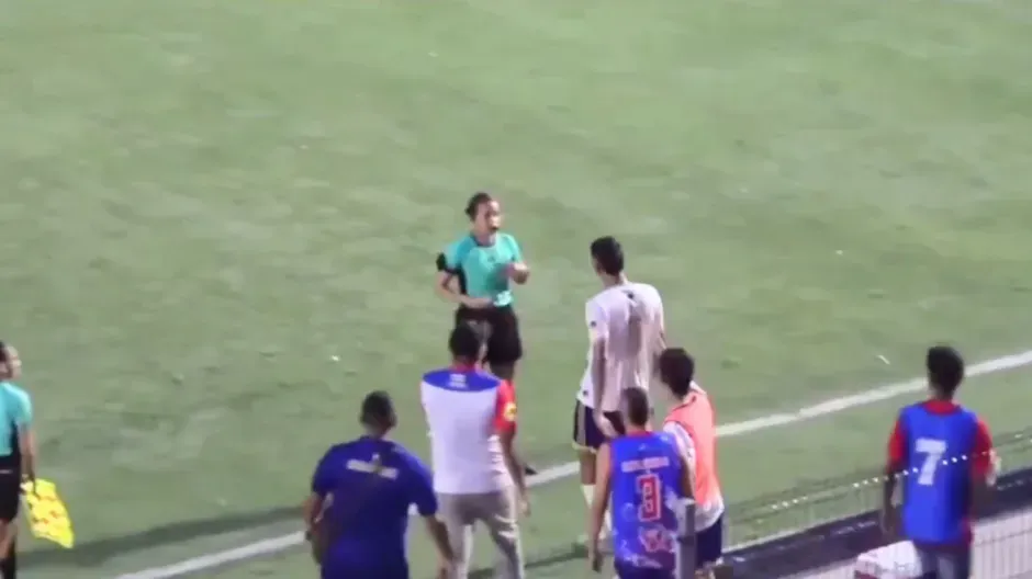 นักฟุตบอลชายลีก โคลอมเบีย ตบหน้าผู้ตัดสินหญิงหลังโดนไล่ออก!