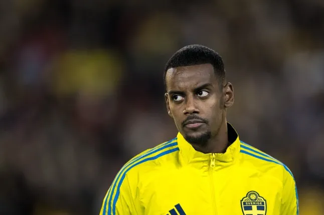 อเล็กซานเดอร์ อิซัค (Alexander Isak) กองหน้าของลิเวอร์พูล กล่าวว่าทีมชาติ สวีเดน กำลังเผชิญกับ 'สถานการณ์วิกฤติ' หลังความพ่ายแพ้ที่ 'น่าอับอาย' ต่อโคโซโว (Kosovo) ทำให้ความหวังในการผ่านเข้ารอบฟุตบอลโลกต้องตกอยู่ในสถานการณ์ที่น่าเป็นห่วง สวีเดนพ่ายแพ้คาบ้านต่อโคโซโว 1-0 เมื่อคืนวันจันทร์ที่ผ่านมา ทำให้พวกเขาจมอยู่ อันดับสุดท้ายของกลุ่ม B โดยมีเพียง 1 คะแนนจาก 4 นัด ขณะนี้ ยอน ดาห์ล ทอมัสสัน (Jon Dahl Tomasson) หัวหน้าโค้ชของสวีเดน กำลังเผชิญกับเสียงเรียกร้องให้ลาออก เนื่องจากตอนนี้สวีเดนต้องลุ้นให้โคโซโวแพ้ทั้งสองเกมที่เหลือเพื่อรักษาโอกาสในการเข้ารอบเพลย์ออฟฟุตบอลโลก คำพูดที่รุนแรงของ อิซัค "มันแย่เกินไปจริงๆ น่าอับอาย ผิดหวังอีกครั้ง" อิซัคกล่าวหลังความพ่ายแพ้ครั้งล่าสุดของสวีเดน "เราเล่นได้แย่เกินไป รูปแบบการเล่นของเรามันไม่ได้ผล เราทำได้แย่เกินไปในระดับปัจเจกบุคคลด้วย ดังนั้นมันจึงเป็นผลรวมของทุกอย่างจริงๆ" "พวกเราในฐานะนักเตะไม่พอใจอย่างมาก และอย่างที่ผมเคยพูดไปแล้ว เราต้องรับผิดชอบตัวเองเป็นอย่างมาก เรามองดูตัวเองในกระจก และ ไม่มีใครที่ได้รับคำชม ไม่ใช่พวกเราผู้เล่น ไม่ใช่พวกเราในฐานะทีม และแน่นอนว่ารวมถึงโค้ชและทุกสิ่งที่เกี่ยวข้องด้วย" "มันเป็นสถานการณ์ที่วิกฤติเล็กน้อย และนั่นก็ชัดเจน ผมไม่รู้ว่าเราจะต้องทำอะไร แต่มันแย่ไปหมด" เมื่อถูกขอให้อธิบายเพิ่มเติมถึงคำว่า 'น่าอับอาย' ที่ใช้อธิบายสถานการณ์ของสวีเดน อิซัคตอบว่า: "ไม่ใช่แค่โดยทั่วไปเท่านั้น ตำแหน่งที่เราอยู่ด้วยคะแนนเดียว" "ผมคิดว่า ด้วยความเคารพต่อโคโซโว พวกเขาเล่นได้ดีมาก ส่วนหนึ่งเป็นเพราะเราทำให้พวกเขาเล่นได้ดี พวกเขาอาจจะดีกว่าที่คุณคิด แต่ผมก็ยังคิดว่าเราควรจะทำได้ดีกว่านี้ด้วยผู้เล่นที่เรามี" ขณะเดียวกัน แอนโธนี่ อีแลงก้า (Anthony Elanga) ปีกของนิวคาสเซิล ยูไนเต็ด ก็ออกมาขอโทษต่อความพ่ายแพ้ของสวีเดนเช่นกัน "เราแค่อยากจะขอโทษชาวสวีเดนที่เข้ามาสนับสนุนเรา" อีแลงก้ากล่าว "ขอบคุณสำหรับการสนับสนุน แต่เสียใจที่เราแพ้ ตอนนี้มันยากที่จะอธิบายว่าเรารู้สึกอย่างไร"