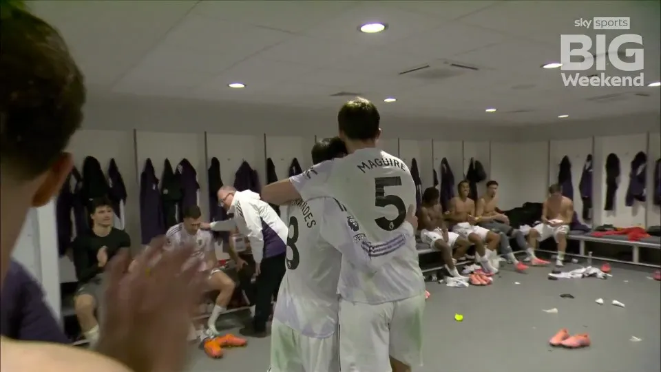 [คลิป] ห้องแต่งตัวแข้งผีแดงต้อนรับ ฮีโร่ หลังเกมบุกชนะ หงส์แดง