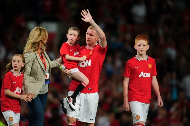 ตำนาน แมนฯ ยูไนเต็ด ลาออกจากงานกูรูทีวี เพื่อดูแลลูกชาย ออทิสติก ที่ไม่ใช้คำพูด